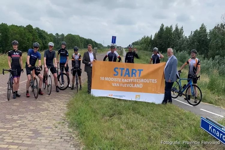 Gedeputeerden Jop Fackeldey en Harold Hofstra openen de 10 mooiste racefietsroutes van Flevoland