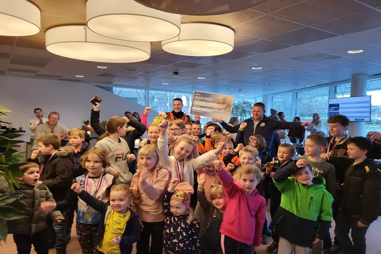 KNRM Urk ontvangt een fantastisch bedrag van Stichting Schaatsfestijn Noordelijke Internaten