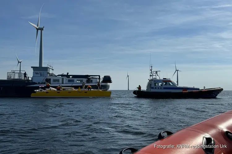 Catamaran in de problemen bij Rotterdamse Hoek