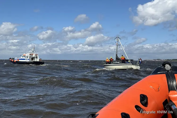 Vaartuig in de problemen tussen Urk en de Ketelbrug