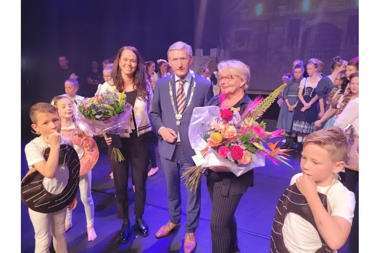 Koninklijke onderscheidingen tijdens show musicalschool Light Up