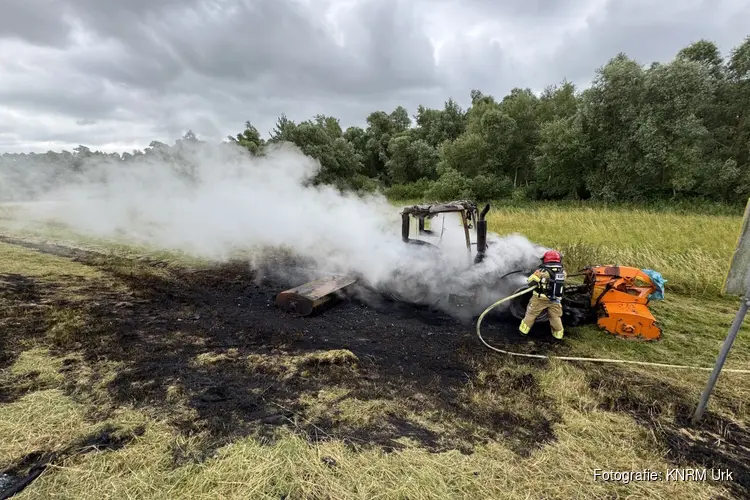 KNRM Urk en Brandweer Urk bestrijden brand op IJsseloog